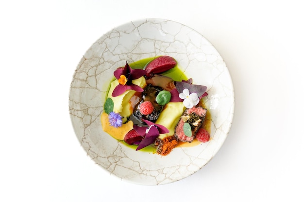 Talenty kulinarne — talerz z kolorowymi potrawami